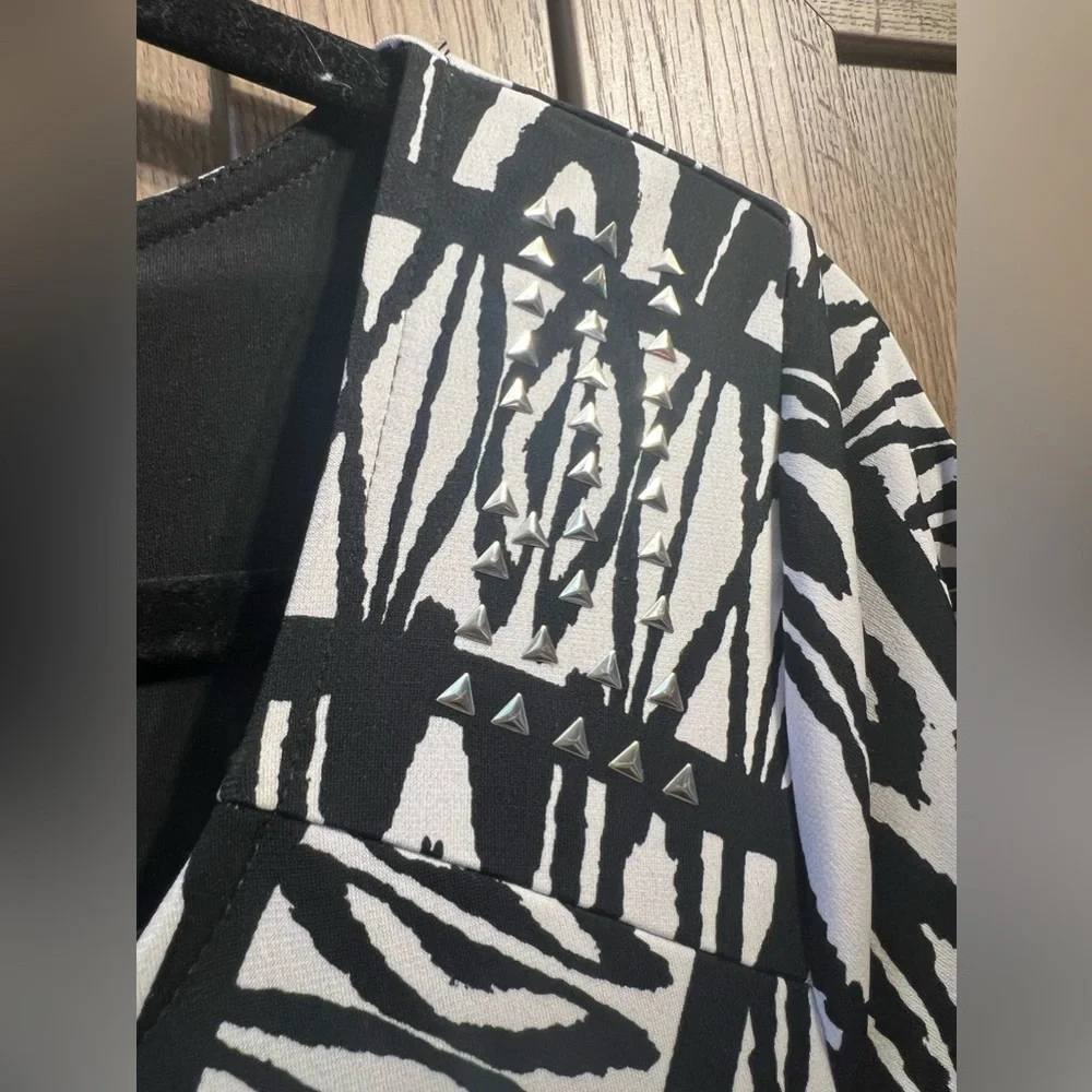 Style & Co. Black And White Printed Studded Tunic Shirt Top Size Medium - Picture 3 of 4